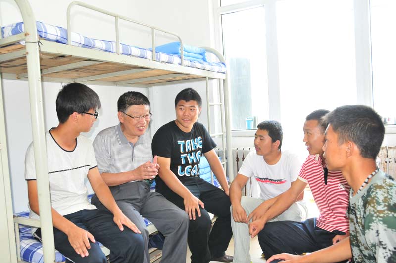 �W(xu��)�ڄ�һ�_ʼ���o�ώ��́��������������c�������������ļ�ͥ������r�����I(y��)�l(f��)չ�F(xi��n)��Ĵ�W(xu��)ע�����(xi��ng)����W(xu��)�����o��(d��o)��ՄԒ��(n��i)���漰ͬ�W(xu��)���W(xu��)��(x��)������ķ����������o�ώ��v�����ϲ��^��ͬ�W(xu��)�� �ý����ζ���ܿ쎟��֮�g�������˾��x�У�����(g��)�����������gЦ�Z���o�ώ����Vͬ�W(xu��)����������������W(xu��)��(x��)����ʲô���y���S�r(sh��)������������æ���o�ώ�׌����W(xu��)У�ĺ��ӂ���һ�����˼ҵĸ��X��