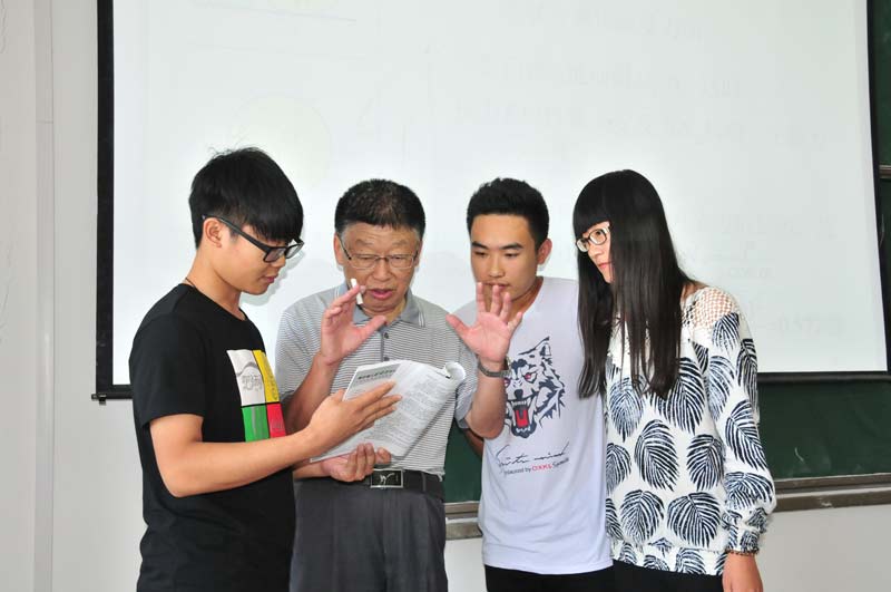 ��(du��)��ÿһλͬ�W(xu��)�W(xu��)��(x��)������Ɇ����o�ώ�����(hu��)��(x��)�µĽo�W(xu��)���v�����n�g�r(sh��)�g�����þ�׌ͬ�W(xu��)�����n���k����ȥ���������Vͬ�W(xu��)�������Ɇ�һ��Ҫ��(d��ng)�ý�Q���ڌW(xu��)У�������n�ā�]�ЌW(xu��)��ȱ�n������߀�кܶ�ͬ�W(xu��)Ľ���������Еr(sh��)��?y��n)��n���o��(d��o)̫Ͷ�������B�ؼҰ�܇���s������ֻ�������ڌW(xu��)У�������f�����ڴ�W(xu��)�����}�ČW(xu��)��Խ��Խ���������Լ��̵ĺ��ӂ��܉�����(d��ng)�l(f��)�F(xi��n)���}������ǳ��_�����������@������˼���ČW(xu��)�����е���ο���Ժ�����