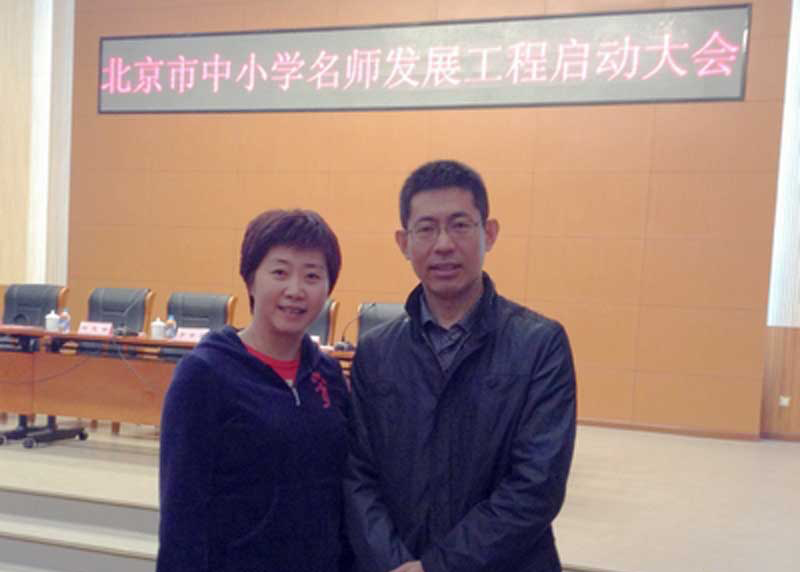 �� 2009���ԁ����O�F�����Ⱥ�@�ñ����Ѓ�(y��u)��̎����׶��ڄ�(d��ng)��(ji��ng)?w��)����Ї?gu��)�����W(xu��)��(hu��)���M(j��n)���������������������������B(y��ng)��(du��)�������d�^(q��)ʮ�ѽ̎������d�^(q��)ʮ������̎���ȫ��(gu��)��ʮ��С�W(xu��)��(sh��)�W(xu��)�n�ý̌W(xu��)��ِһ�Ȫ�(ji��ng)��һ�����������nِ�صȪ�(ji��ng)�������н̎���������ِһ�Ȫ�(ji��ng)��������(j��)��(ji��ng)�(xi��ng)200���(xi��ng)��30��ƪՓ���ڡ�С�W(xu��)��(sh��)�W(xu��)�������ȸ���(j��)���Ŀ����ϰl(f��)������ȫ��(gu��)�����v�n�v�W(xu��)150����(ch��ng)�� �n�ώ����^50�f(w��n)�˴������ܵ����u(p��ng)��(2012�����O�F�ϣ���һ�����x�鱱���е�һ���������B(y��ng)��(du��)��)