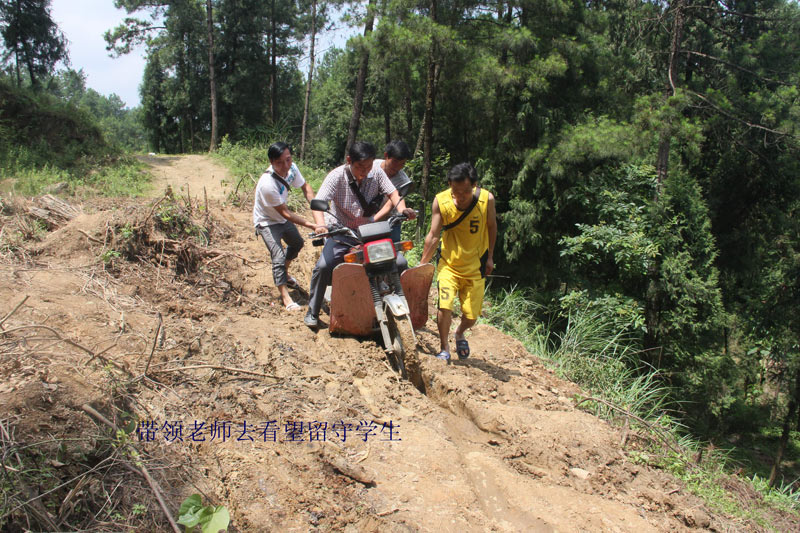 2014��7������?gu��)��I(l��ng)�WУ��λͬ�����������Ϣ�r�g���l(xi��ng)�������،W����͢���������B���������d¡��̎���F(xi��n)ɽ�w���£���·�����y����ƽ�rһ����С�r��·�̣��҂����˃ɂ���С�r���ؼҵ�·����������Σ�U�Ļ������҂�ֻ��һ�����T܇������ͬ���ں���������߅���Ǒ������M����ô�ˎ�æ����߀�ǲ��c�L��ȥ��������߀������¡�����Ƭ���T܇����ꐱ��x�ώ���