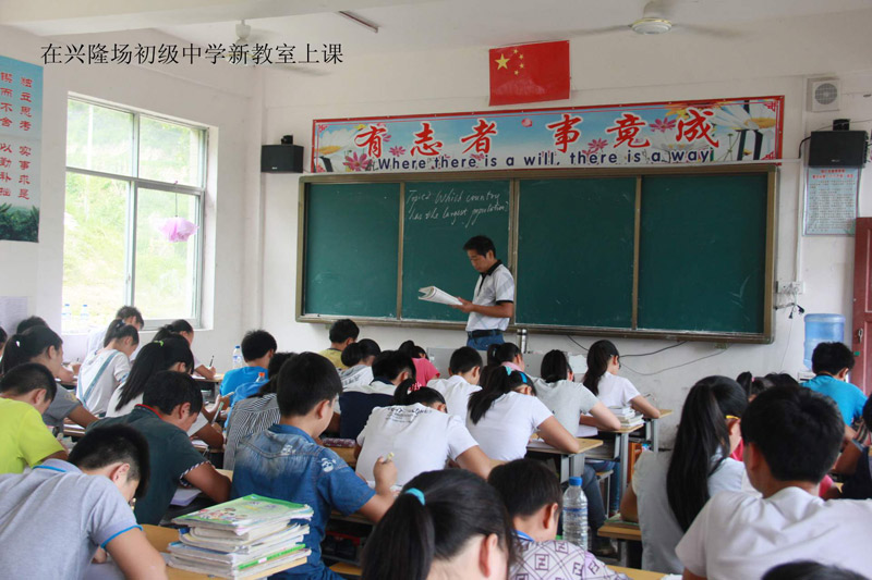 �WУ����ò�����®����������6���༉200���ˣ��l(f��)չ���F(xi��n)�ڵ�16����1000�����������̌W�|(zh��)������һ��һ���_�A�������п��ل�(chu��ng)�¸����п��ɿ���(w��n)��ȫ�hͬ�У��λ���õ����������ĺ��u���WУ���~���н����ֱ��Þ�����̌W���M���w��