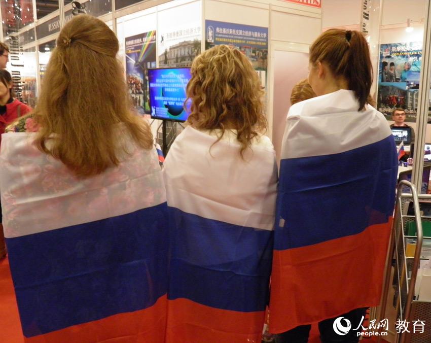 չ���F(xi��n)����ӛ�߿���һλ�������_˹�������Ů�������������l(f��)�F(xi��n)ӛ����Ҫ���Օr���ܸ��d�İ�ӛ�ߎ���������չλǰ���������ҁ��λ��Ůͬ��һ����Ӱ��