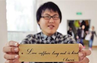 男子自制漂亮英文書簽