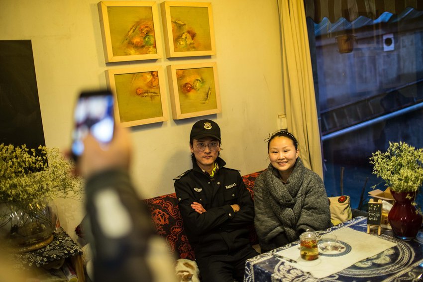 ���Ӻ�·�^һ�ҿ��ȵ����ϰ����J(r��n)������һ��Ҫ���Ӱһ����