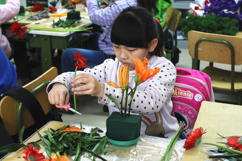 2015��4��14���������л����^��С�廨��ɫУ���n