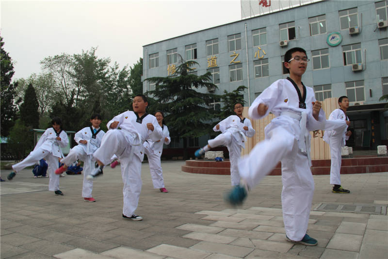 2014��5��9�գ������������ЌW(xu��)��ȭ���(du��)�_չ���(d��ng)