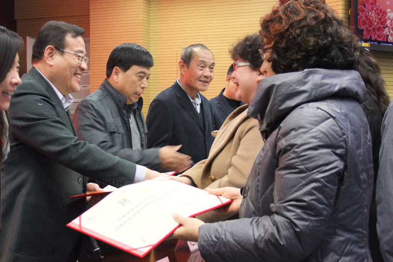 2014��12��8�գ��|�ǅ^(q��)�̎����������������е���ʮ���ЌW��ͽ�Y���xʽ