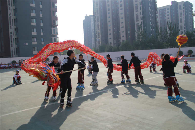 2014��10�� ���׶���(j��ng)��(j��)�Q(m��o)�״�W(xu��)����С�W(xu��)�e�еĵ�һ���w����(ji��)�����W(xu��)У��30��(g��)��F(tu��n)�քe�M(j��n)��չʾ���@�ü��L(zh��ng)�ĺ��u(p��ng)��