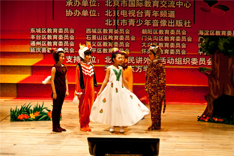 2012��5��6�գ�ƽ�ȶ�С�W(xu��)�������׶��W(xu��)�����Z(y��)չʾϵ�л��(d��ng)