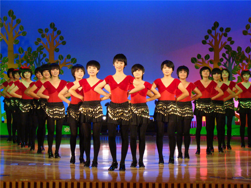 2010��6��29�գ�ƽ�ȅ^(q��)�ڶ��ЌW(xu��)Ӱ��ԺУ�@��̤�����