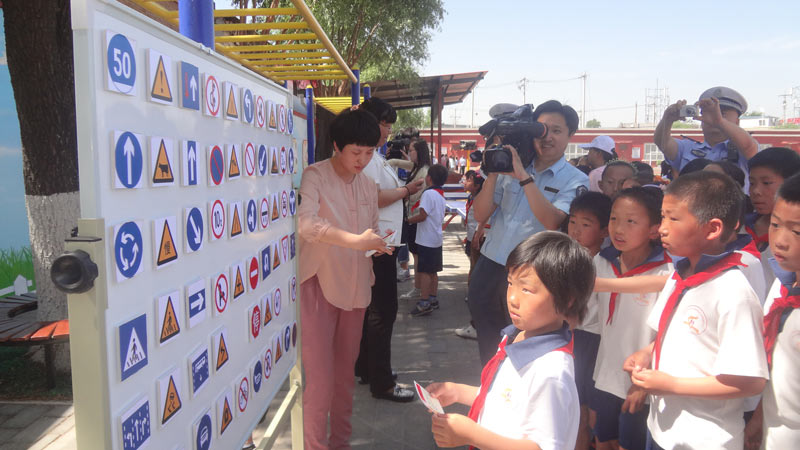 2013��4�������l(xi��ng)����С�W(xu��)�_չ��ͨ��ȫ���ƽ������