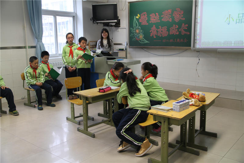 2014��12��18 �գ���1�� ����ס�Ҽ� �Ҹ����L(zh��ng)�����}����(hu��)�����W(xu��)���ڱ����龰��