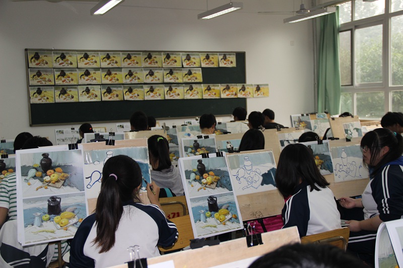 2013��6���ڱ���������x��У���L���n��չʾ��