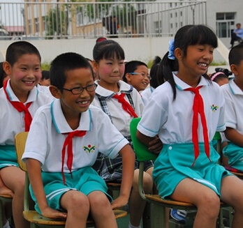 �����¼����(zh��n)���r(n��ng)��С�W(xu��)���ں����(hu��)����   ����W(xu��)У��ɫ    һ��һ��һľ���뾰��һ��һ��һ�������顣���µĽ̌W(xu��)������韵����z�و�(ch��ng)�����M(j��n)�Ľ̌W(xu��)�O(sh��)�����G�����W�q�������c(di��n)�c(di��n)�Ļ��䣬ƽ��(sh��)��������������������?k��)o�����h(yu��n)��[Ԕ��(x��)]