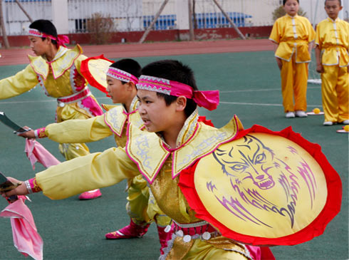 4������6��(g��)�P(gu��n)�I�~ ���x�̾C�ϸĸ��������@    �����@��һ��(g��)�˿ڳ��^(gu��)2000�f(w��n)���ش�����ܷ�(sh��)�F(xi��n)�x��(w��)��������l(f��)չ������4��ǰ�������ˌ�(du��)�@��(g��)��(w��n)�}������(l��)�^���ĸ�4�����һϵ��Ӳ�e��׌ȫ���(hu��)���ܵ��˱����x��(w��)�����C����ĸ������,Ҳ׌�ϰ����������ܵ��˽������T(m��n)���M(j��n)�ĸ������\(ch��ng)�⡣    ������̎���ǡ����W(xu��)���ŵ����ĵ�λ�����r(sh��)�r(sh��)̎̎�ьW(xu��)�����������������λ���Ѵ��M(j��n)�W(xu��)���������L(zh��ng)����ĸ�ĳ��l(f��)�c(di��n)�����_�c(di��n)�����������ڌW(xu��)���������옷(l��)��������(y��n)���L(zh��ng)�ġ��Gɫ���h(hu��n)�������w������׌�����ڌW(xu��)ǰ���桱ʹ�죬��С�W(xu��)��������(l��i)���ڳ��С�����һЩ���ڸ��С��һ�c(di��n)�������I(y��)Ժ�����ߡ���ȥ�����ܴ�W(xu��)�������¡�����(l��i)��[Ԕ��(x��)]