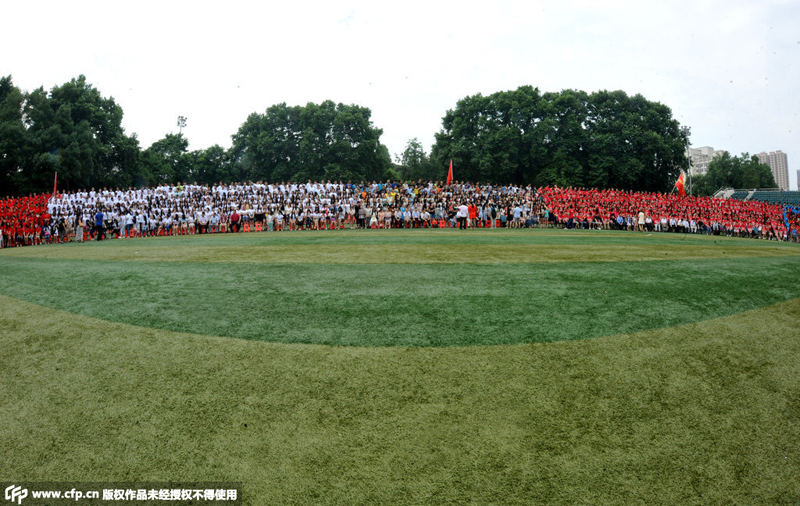 �A�Ў�����W(xu��)���������I(y��)����ԓУ����w���^�و�(ch��ng)���Ĕz��4500�����I(y��)��վ�ڴ�����F���ϣ�����һ��(g��)�돽�s45�׵ĈA���M(j��n)�Ю��I(y��)��Ӱ��