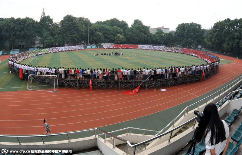 �A�Ў�����W(xu��)���������I(y��)����ԓУ����w���^�و�(ch��ng)���Ĕz��4500�����I(y��)��վ�ڴ�����F����������һ��(g��)�돽�s45�׵ĈA���M(j��n)�Ю��I(y��)��Ӱ��