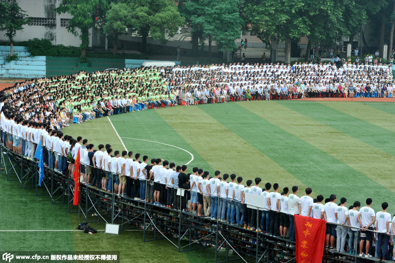 �A�Ў�����W(xu��)���������I(y��)����ԓУ����w���^�و�(ch��ng)���Ĕz��4500�����I(y��)��վ�ڴ�����F����������һ��(g��)�돽�s45�׵ĈA���M(j��n)�Ю��I(y��)��Ӱ��