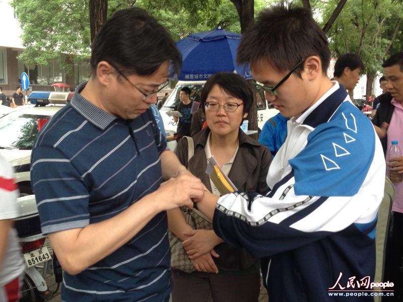 ����һ���Ϳ����H�麢�Ӵ����ֱ��������Sӭ�� �z