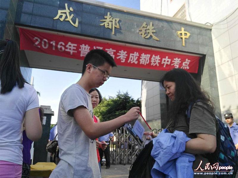 �ɶ��F·�ЌW(xu��)���c(di��n)�T�ڣ�ĸ�H���ڞ郺�Ӝ�(zh��n)�俼ԇ��Ʒ����ƽ�zӰ