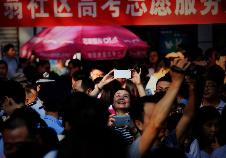 �߿�����ֱ����2016��ĸ߿�ӛ���߿�����������(ch��ng)�⣬���L(zh��ng)���򽹑]�ď�������(ch��ng)��(n��i)�ĺ�������M��ϣ�������\�������΢Ц���º��Ӹ߿���ӛ�����@��һĻĻ�߿������顱���ɞ�2016��߿���ӛ����