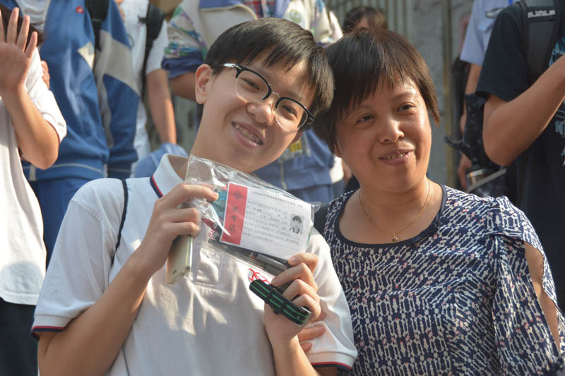 和母親一起曬曬準(zhǔn)考證