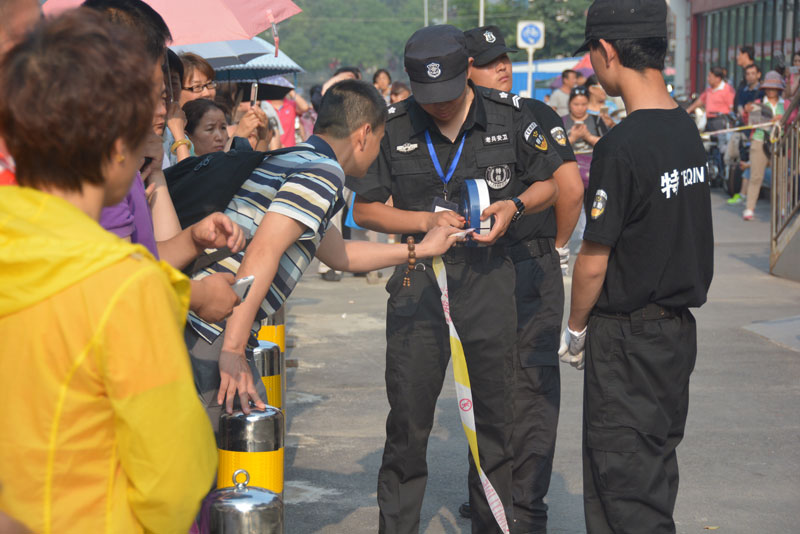 家長幫忙收起警戒帶