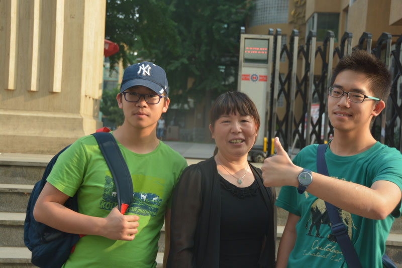 雙胞胎考生為母親點(diǎn)贊