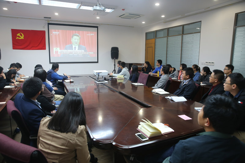 大連理工大學(xué)師生觀看十九大開幕會(huì)直播。