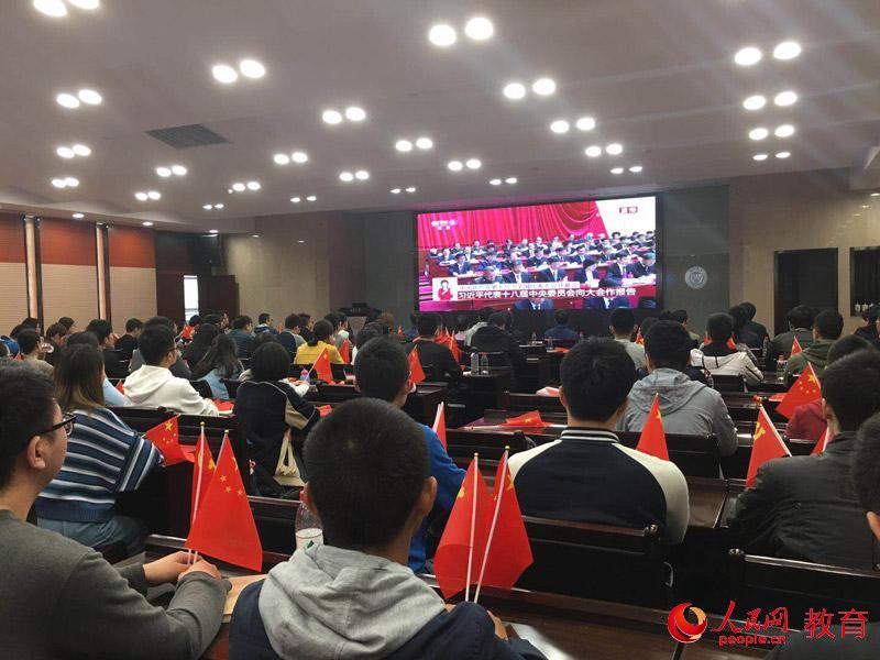 重慶大學(xué)師生分別在四十余個(gè)觀看點(diǎn)收看十九大開幕會(huì)直播。