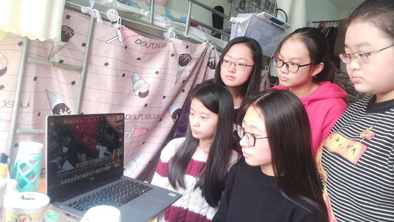 陝西師范大學馬克思主義學院大一學生杜雪曼、冉薇薇、喬妮、高靜、冉小勤在宿舍裡觀看了十九大開幕會直播。