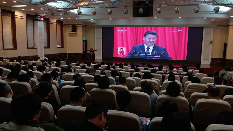 長(zhǎng)安大學(xué)師生集體收看十九大開(kāi)幕會(huì)直播。