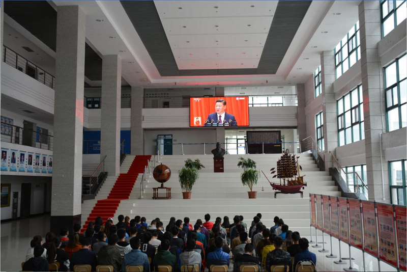中國石油大學(xué)（華東）師生與離退休老同志一同觀看黨的十九大開幕會(huì)直播。