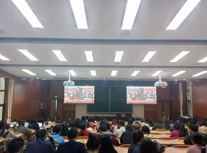 北京語言大學全校師生代表150余人集體收看十九大開幕會直播。