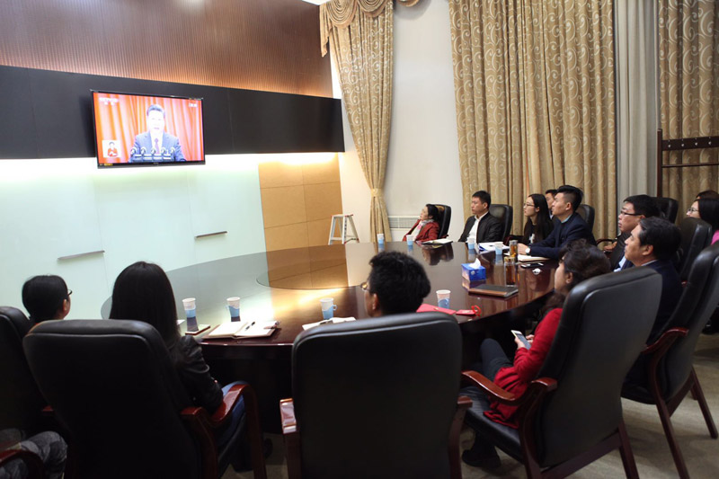 對外經(jīng)濟(jì)貿(mào)易大學(xué)師生觀看十九大開幕會(huì)直播。