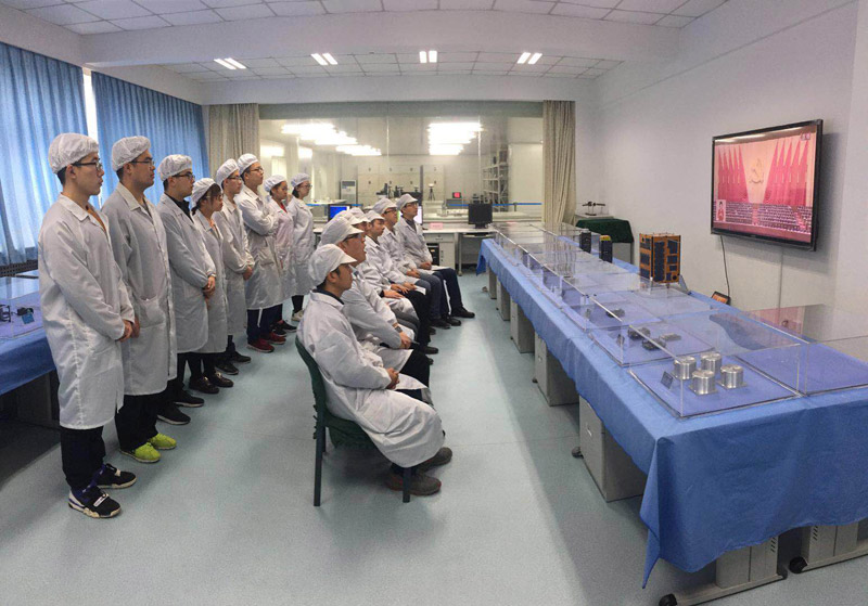 西北工業(yè)大學(xué)無人機(jī)、小衛(wèi)星等科研團(tuán)隊(duì)、師生黨員干部集中收看黨的十九大開幕會(huì)直播。