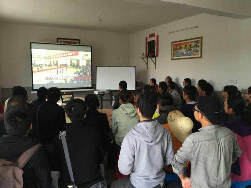 武漢大學歷史學院考古專業(yè)學生在蘄春考古工地收看十九大開幕會直播。