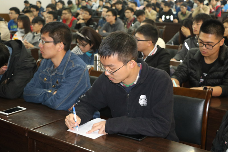 西北農(nóng)林科技大學(xué)師生觀看十九大開幕會直播。