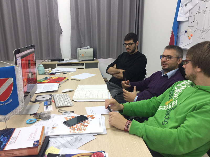 華中科技大學(xué)光電國家實驗室的外籍教授收看十九大開幕會直播。