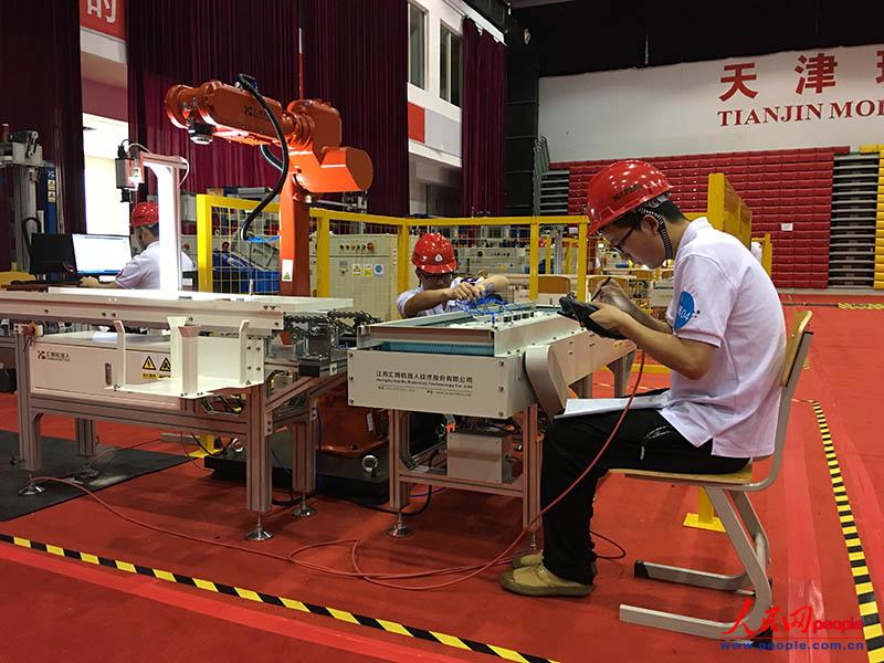 5月7日，在天津現(xiàn)代職業(yè)技術(shù)學院，一名選手參加天津賽區(qū)高職組工業(yè)機器人技術(shù)應(yīng)用項目比賽。