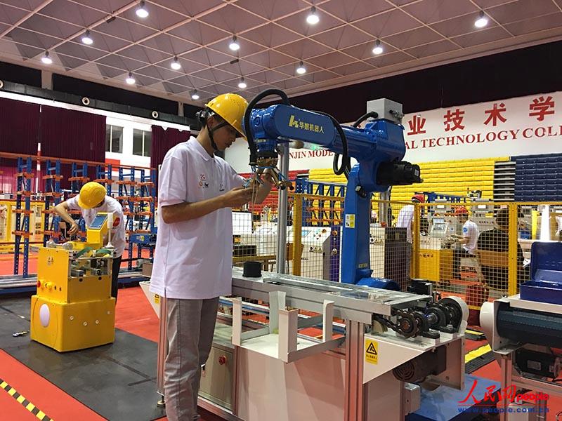 5月7日，在天津現(xiàn)代職業(yè)技術(shù)學(xué)院，一名選手參加天津賽區(qū)高職組工業(yè)機(jī)器人技術(shù)應(yīng)用項(xiàng)目比賽。