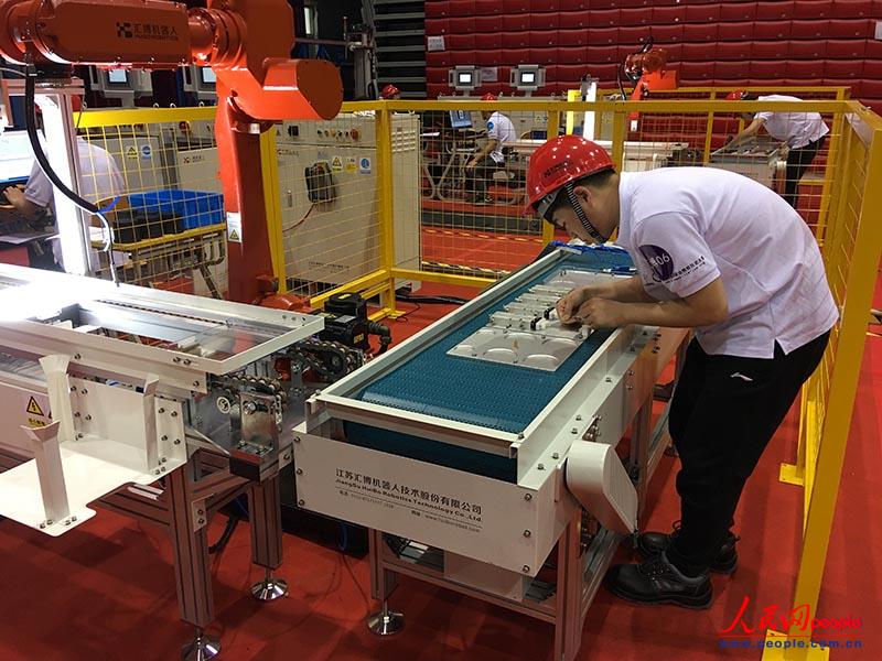 5月7日，在天津現(xiàn)代職業(yè)技術學院，一名選手參加天津賽區(qū)高職組工業(yè)機器人技術應用項目比賽。