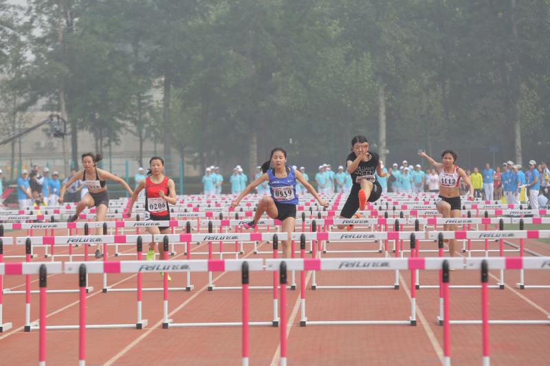 首都高等學(xué)校第56屆學(xué)生田徑運動會開幕。蔡赫 攝