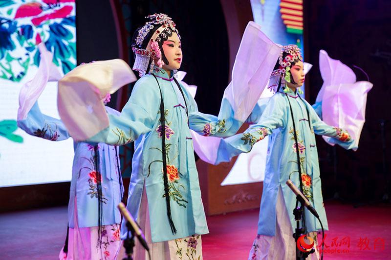北京燈市口小學(xué)優(yōu)質(zhì)教育資源帶第二屆京劇社團專場演出。吳晨 攝