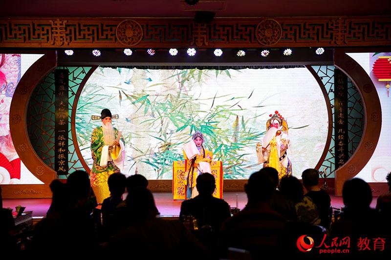 北京燈市口小學(xué)優(yōu)質(zhì)教育資源帶第二屆京劇社團(tuán)專場演出。吳晨 攝