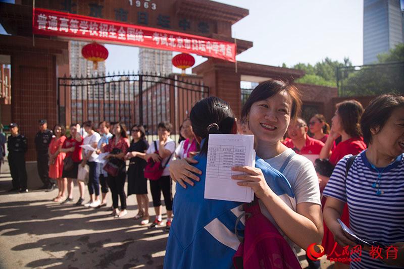 考生進入考場前與媽媽的擁抱。徐月靈 攝