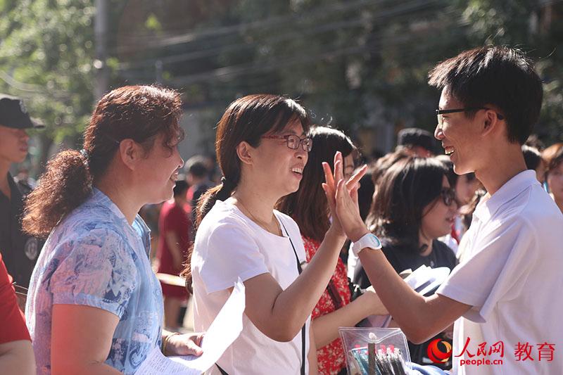 家長與考生擊掌加油！ 徐月靈攝