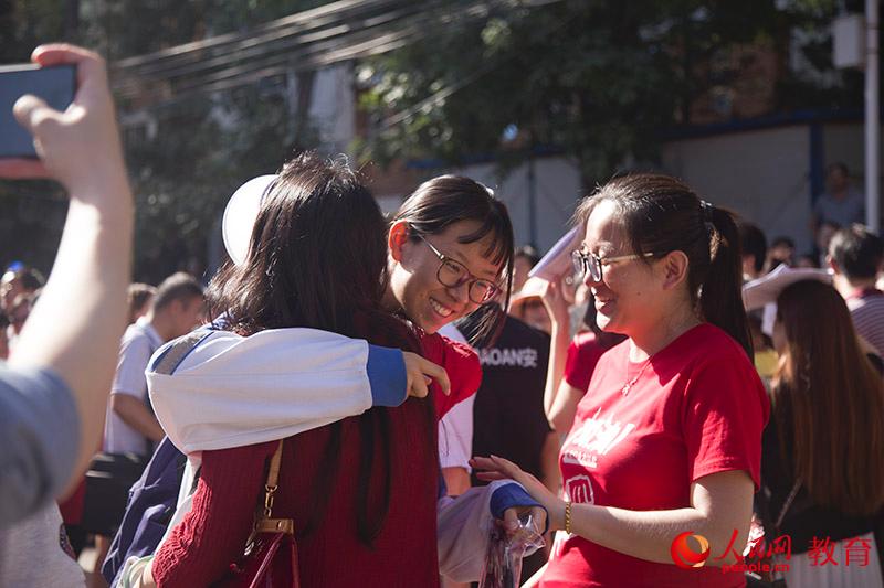 你的背影，投進(jìn)溫柔的目光裡。 徐月靈攝