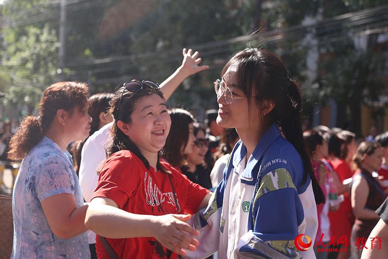 我陪你長(zhǎng)大 伴你高考。 徐月靈攝