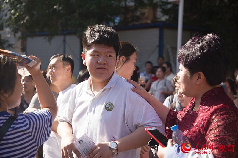 老媽與兒子的溫情對(duì)視。徐月靈 攝